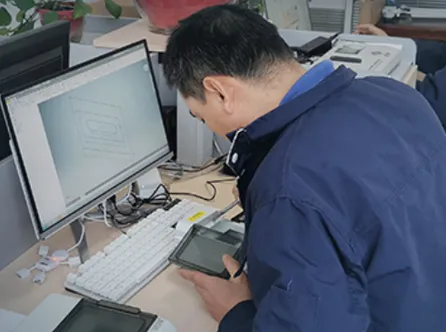 Детальный Сценарийный Дизайн и Преимущества Надежности Полного Жизненного Цикла Коробок Разделения Низкого Напряжения ZCEBOX Коробка разделения низкого напряжения ZCEBOX (AC 220В/380В) строго соответствует стандартам GB 7251 и IEC 60439, с «детальным сценарийным дизайном» в роли основы, охватывая сценарии внешнего гражданского использования (балкон, освещение дворового пространства), влажных внутренних помещений (кухня, подвал) и общих промышленных объектов (цех легких оборудования, вспомогательная цепь склада), одновременно гарантируя надежность эксплуатации на протяжении всего жизненного цикла. Материал использует композитную формулу «УФ-стойкий модифицированный огнезащитный ПП + высокопрочная стекловолокно», с характеристиками огнестойкости UL94 V-0, свойствами низкодымного и галогенсвободного материала, а также классом токсичности дыма до стандарта FT2. С диапазоном термостойкости -30℃~110℃, она прошла испытание на устойчивость к УФ-излучению (без старения после 1000 часов экспозиц